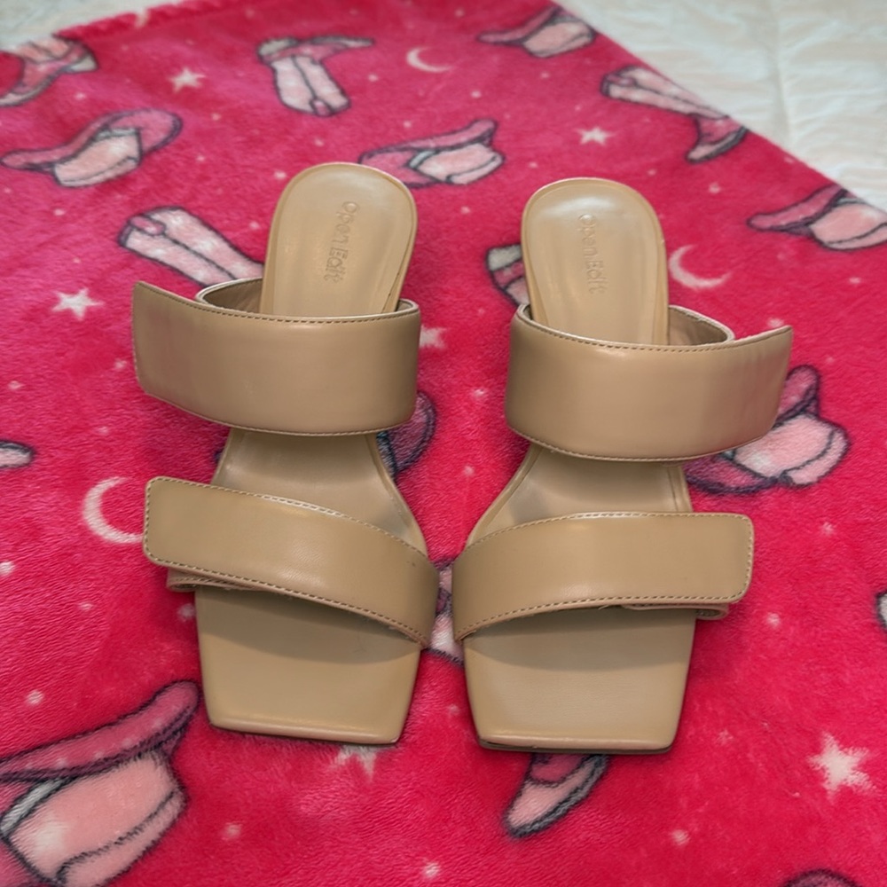 Chic Tan Open Toe Sandals